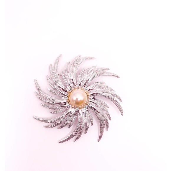 60s Sarah Coventry Swirl Brooch "Book Piece" Hurricane Simulated Pearl Rhodium - Picture 4 of 10